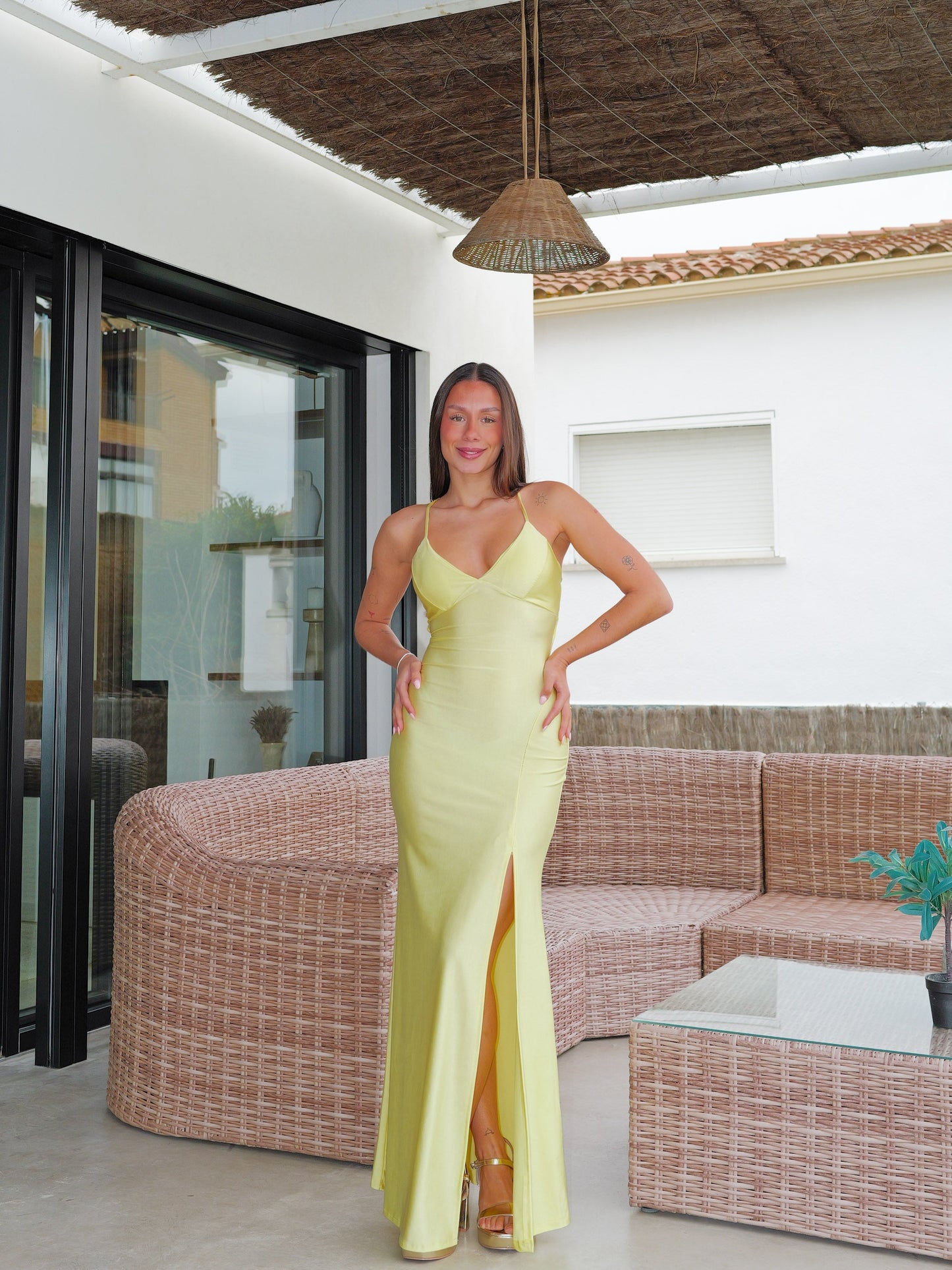 Vestido pico satin entrelazado amarillo