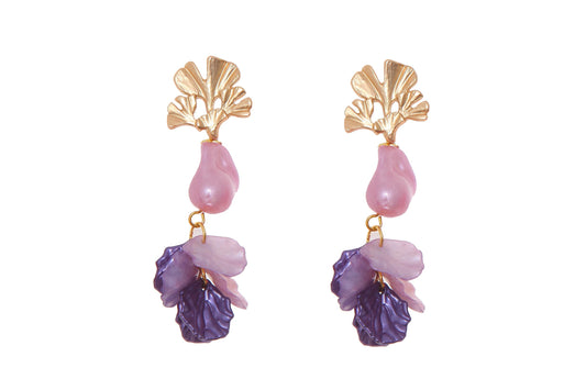 Pendientes de pétalos y piedras nácar en tonalidades violáceas con cabezal de hojas