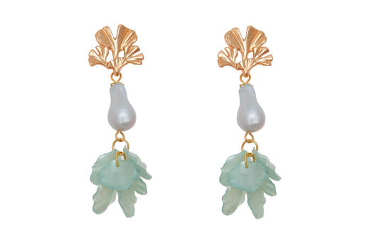 Pendientes de pétalos y piedras nácar en color verde jabonoso con cabezal de hojas