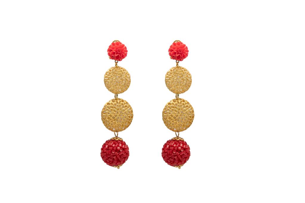 Pendiente dorado de dos círculos labrados, esfera final roja y aplique rojo en forma de flor.