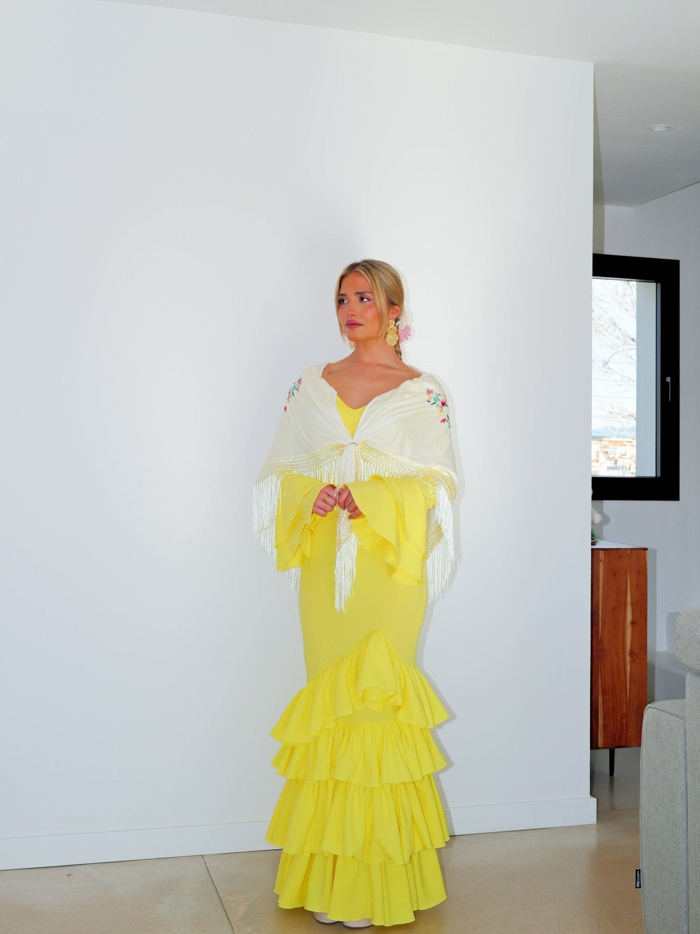 Mantón flamenca bordado flores beige