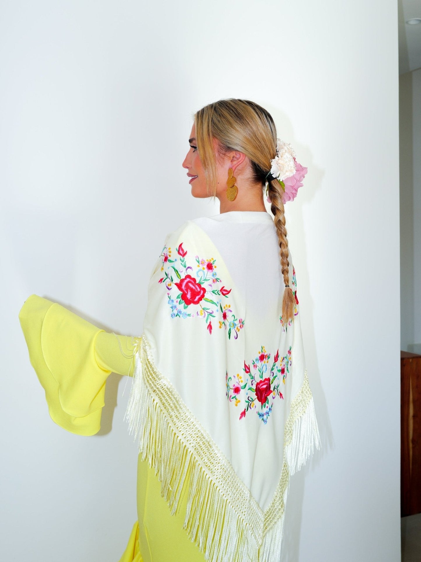 Mantón flamenca bordado flores beige