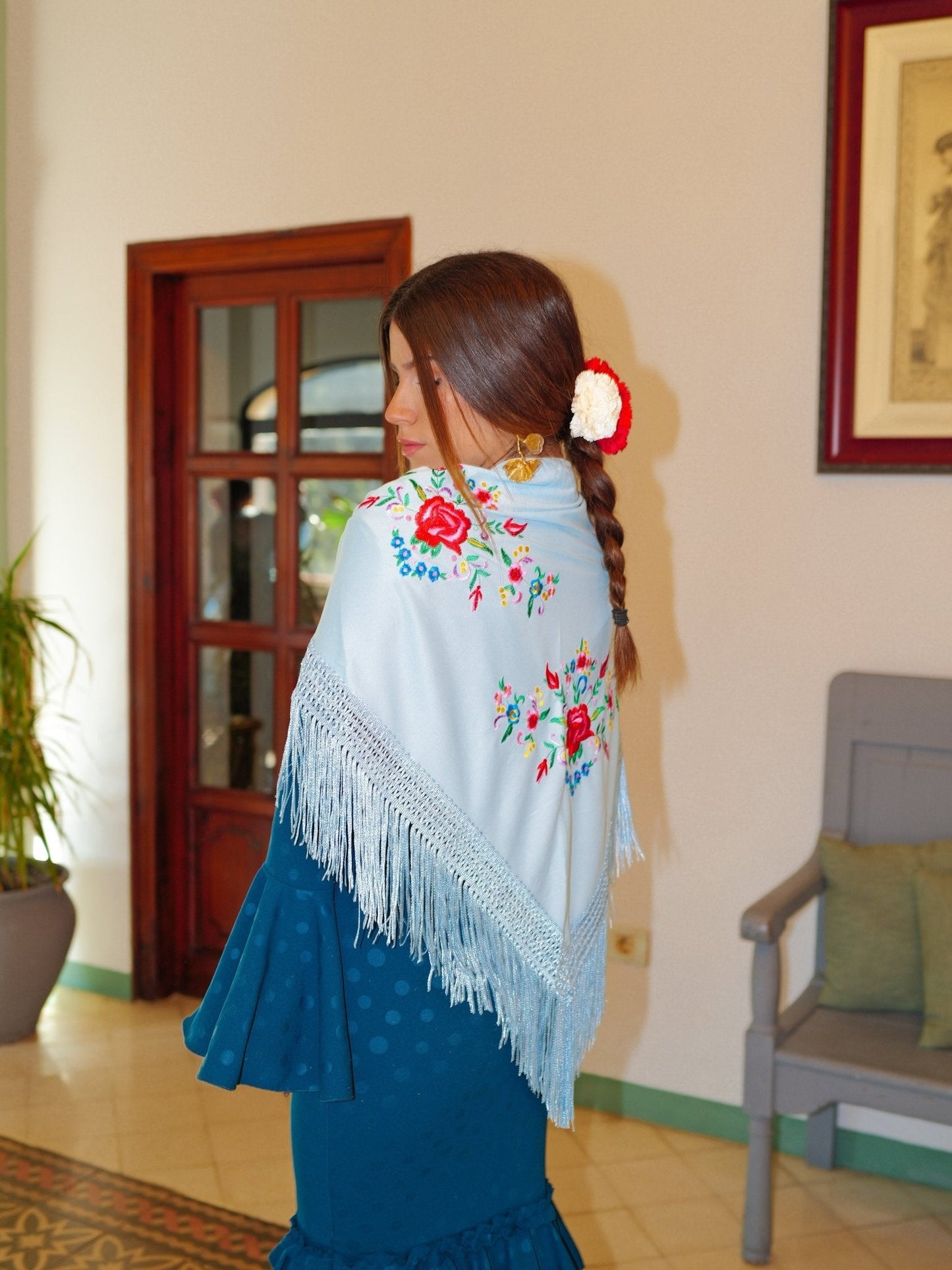 Mantón flamenca bordado flores celeste
