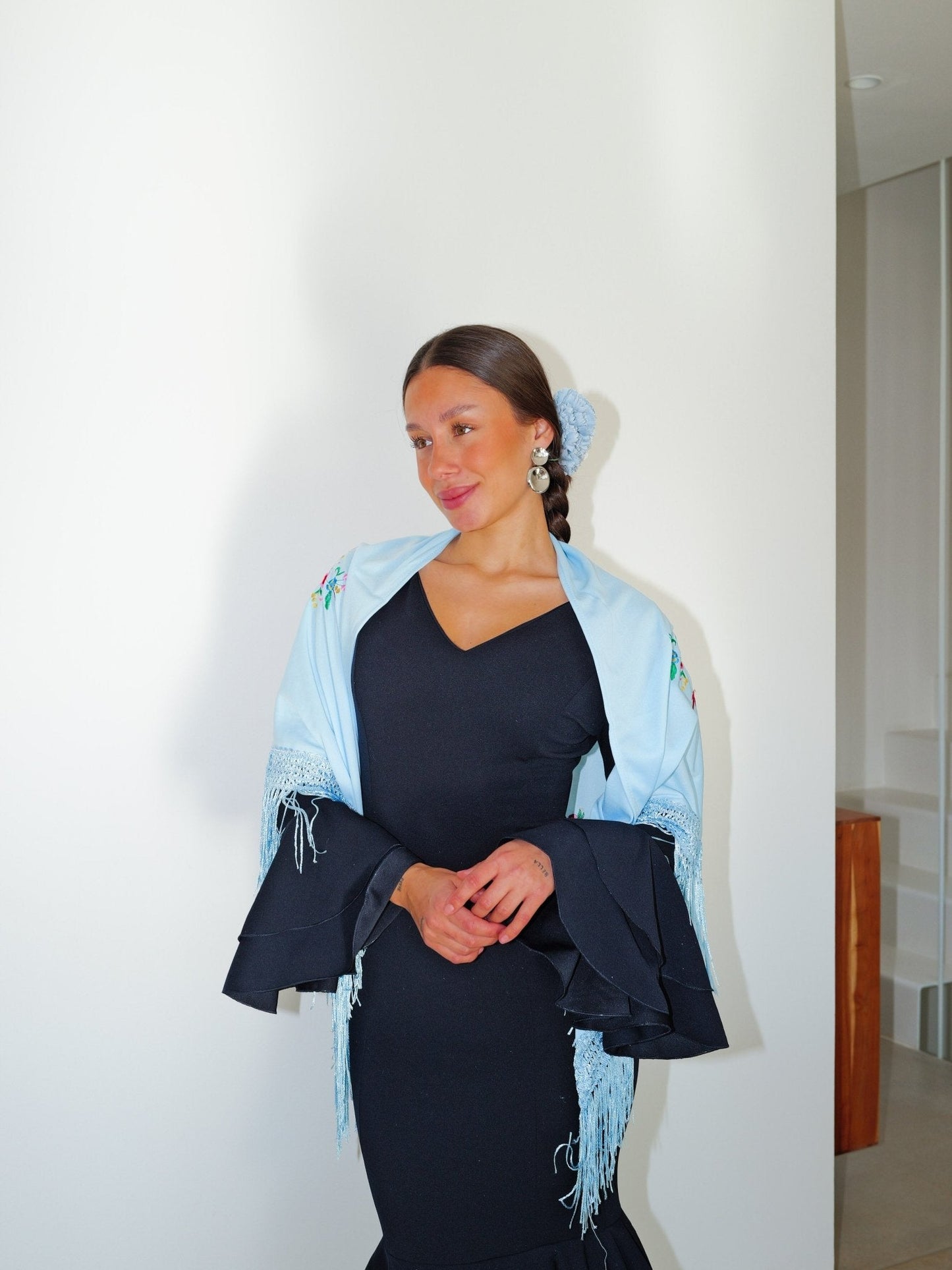 Mantón flamenca bordado flores celeste