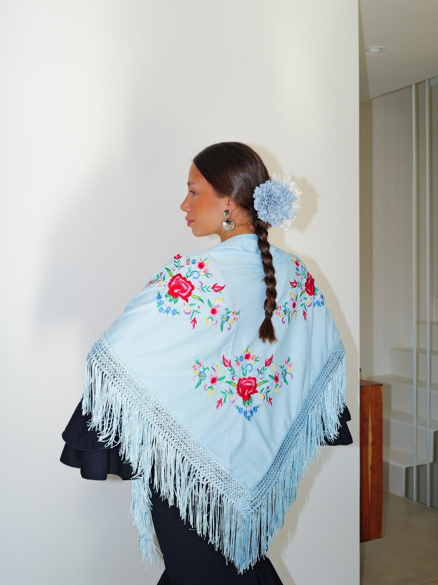 Mantón flamenca bordado flores celeste