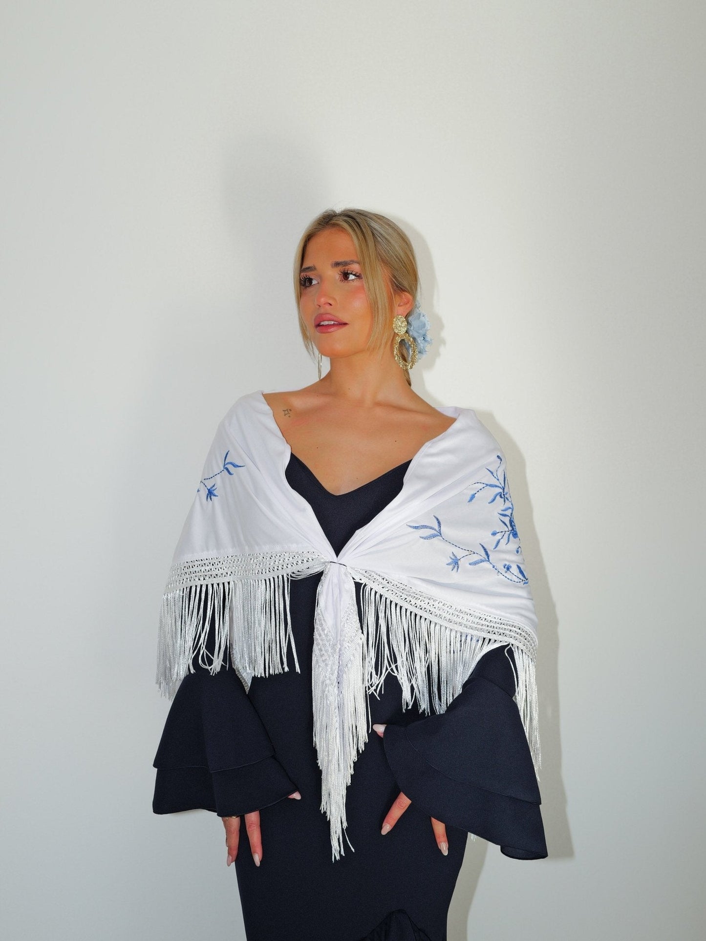 Mantón flamenca bordado flores cielo