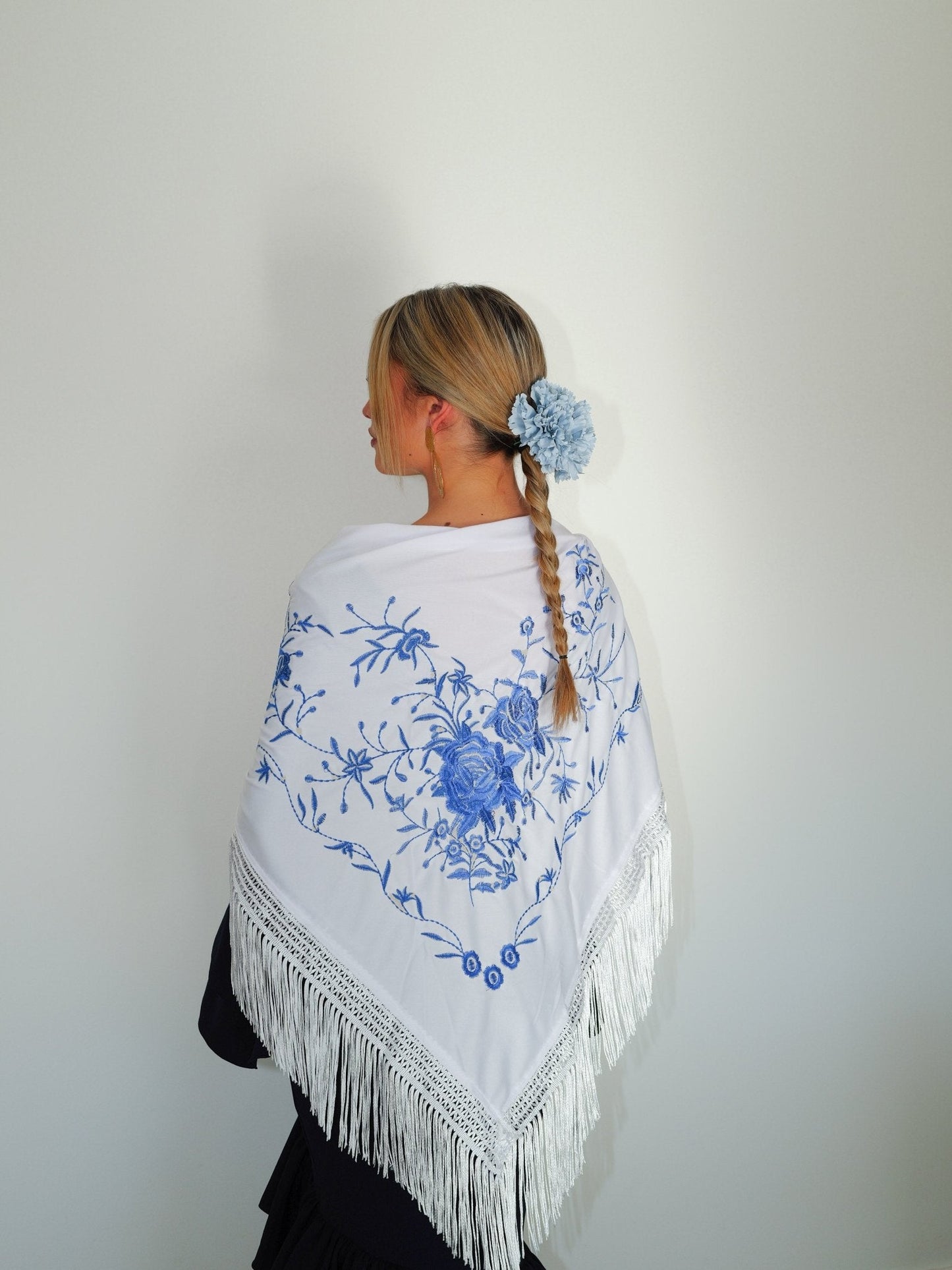 Mantón flamenca bordado flores cielo