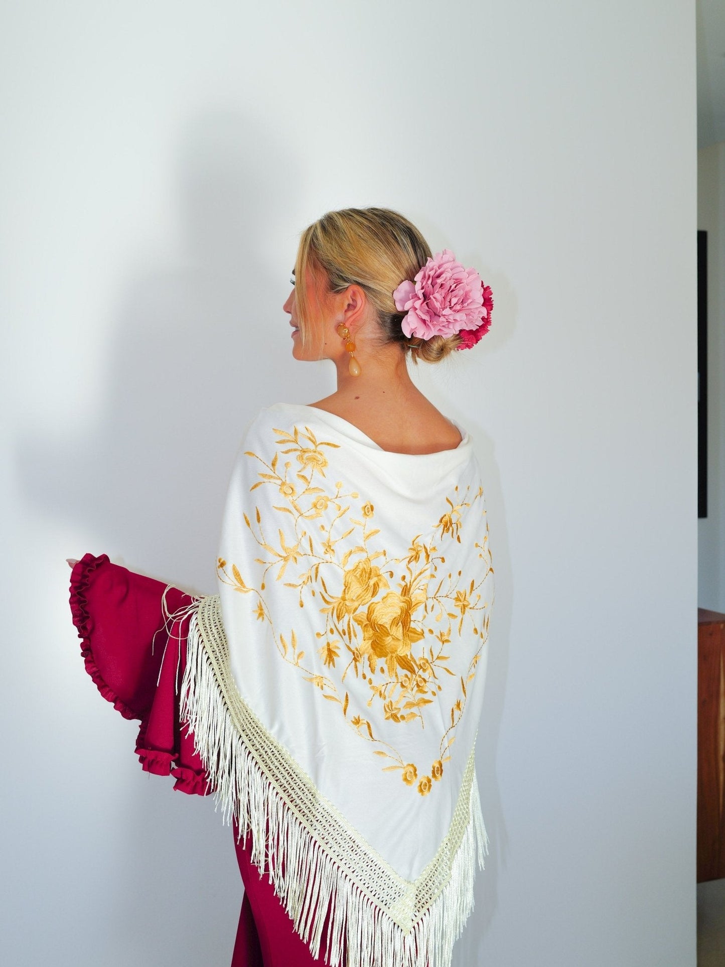 Mantón flamenca bordado flores crema