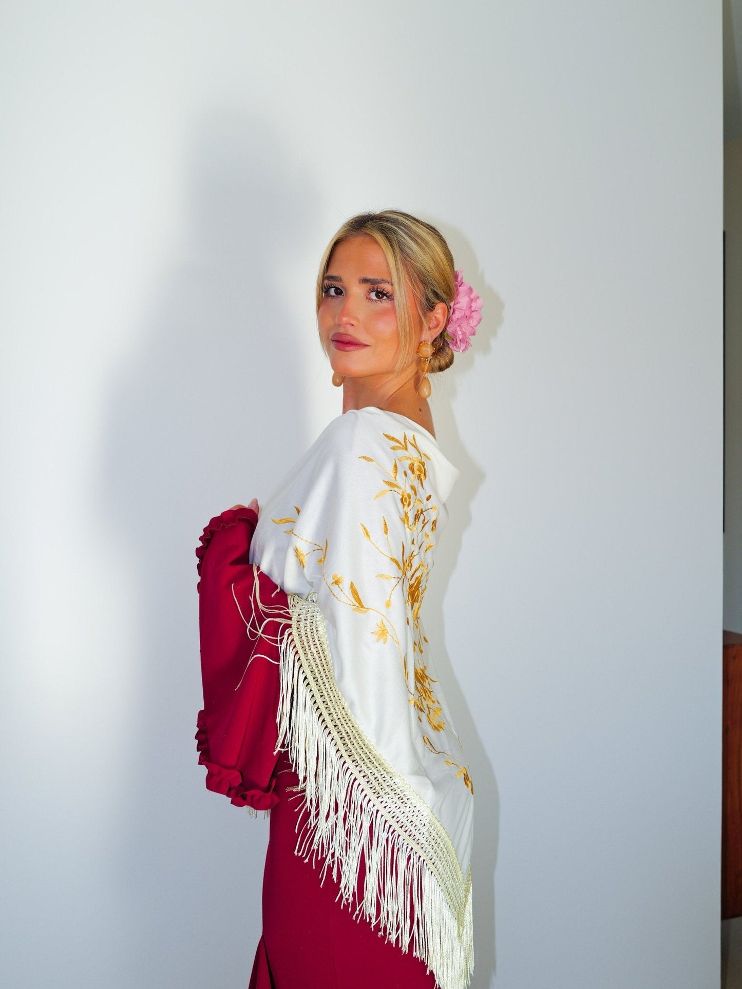 Mantón flamenca bordado flores crema