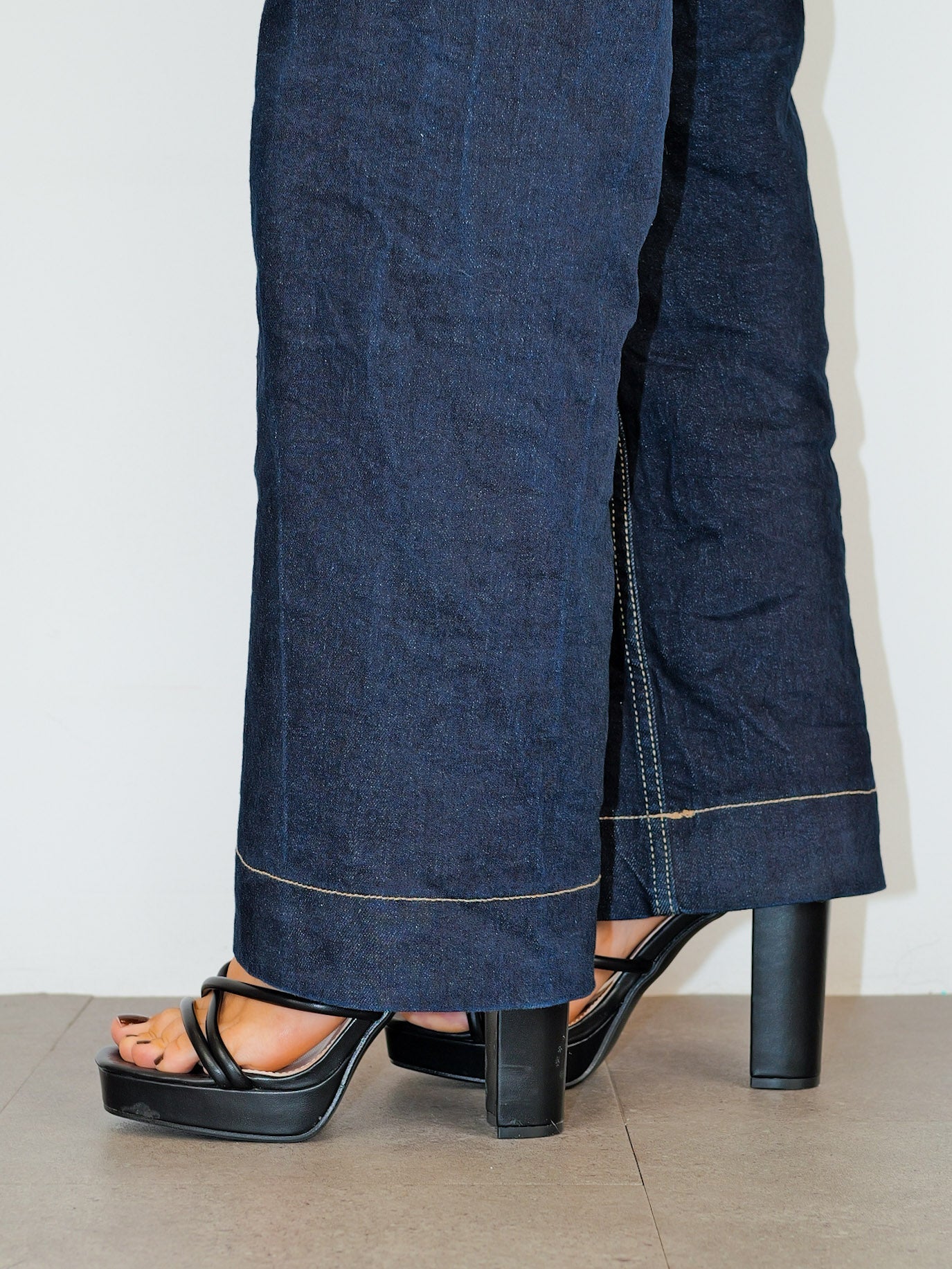 Sandalia plataforma cordón redondo negro