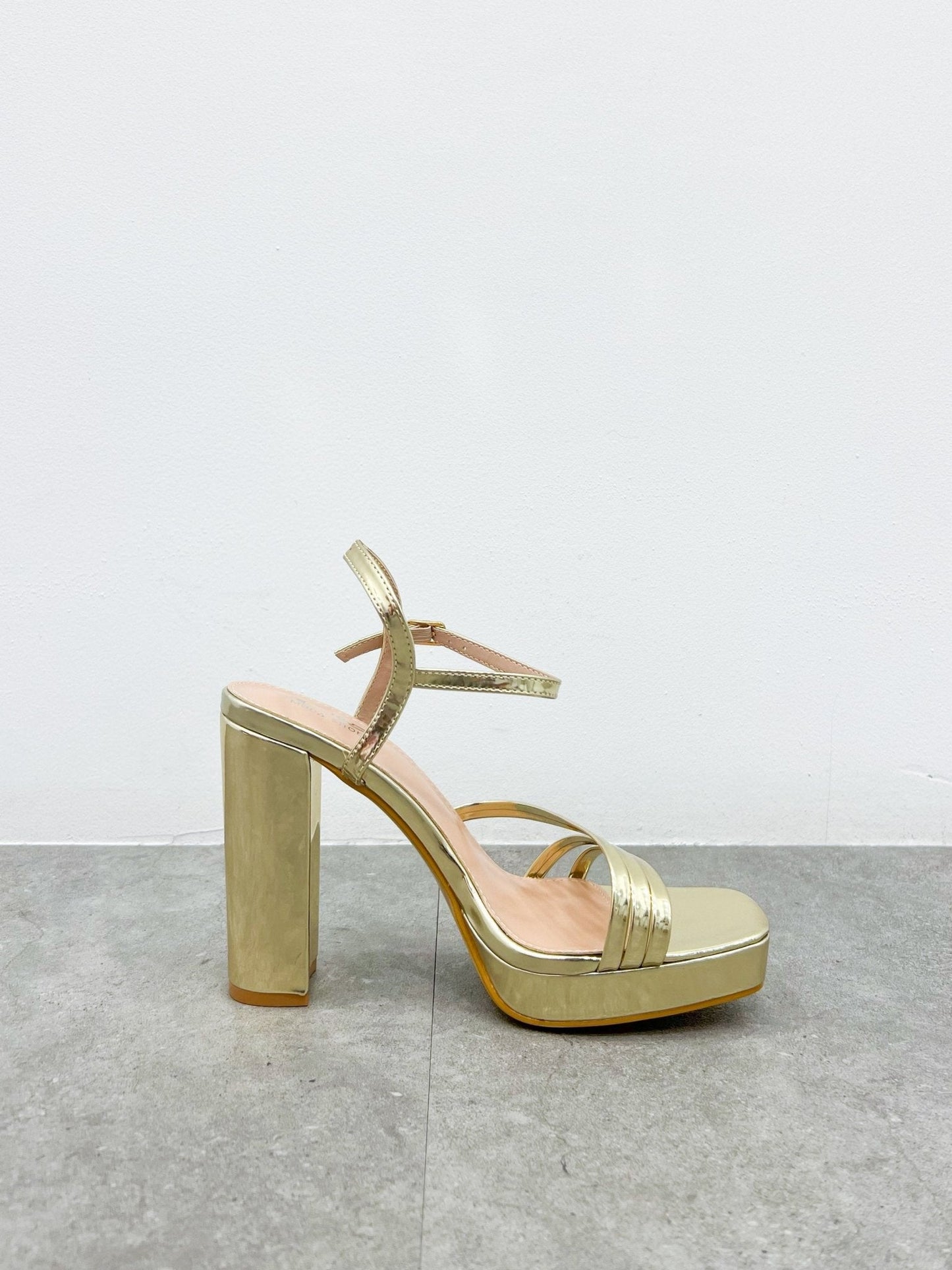 Sandalia tacón bandas finas dorada