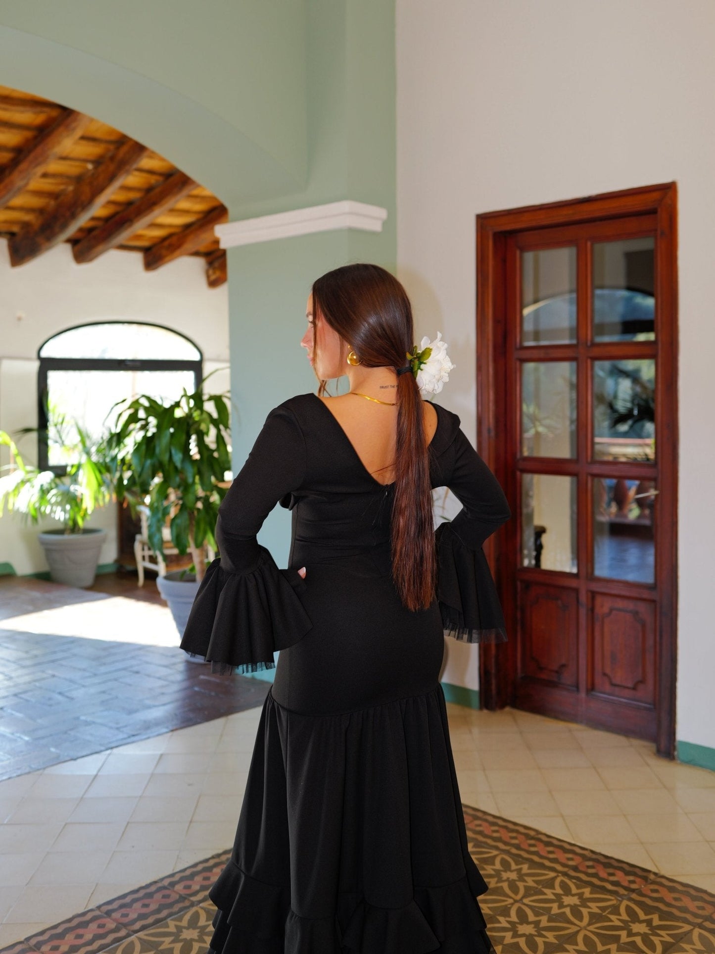 Traje flamenca escote pico negro