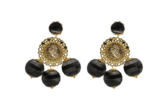 Pendientes con colgante de moneda dorada con apliques negros y tres cuentas negras colgantes